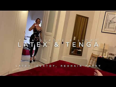 ❤️ Ngoanana e monyane ea nang le hlooho e khubelu ea apereng seaparo sa latex se kentsoeng ke ntate oa bobeli ❤❌  ❌️